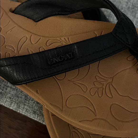 Elegant Black and Tan Women's Sandals - Picture 2 of 4